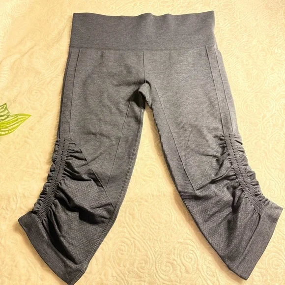 Lululemon Gray Cropped Leggings Size 6 - Picture 2 of 6